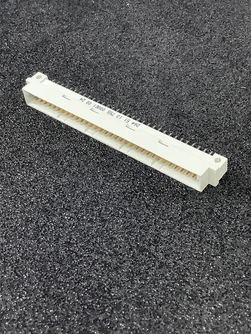 86092645113755000E1 – Fci Din 41612 Type B Right-Angle Header 1