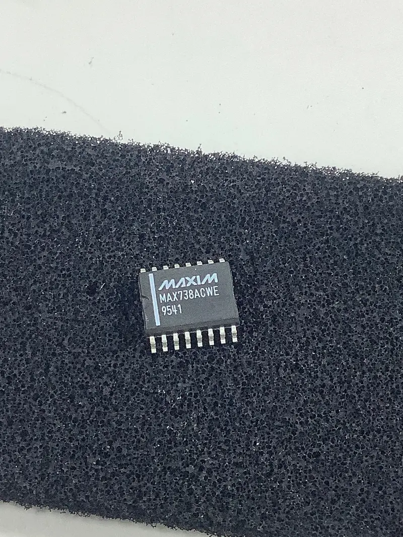Maxim Max738Acwe Integrated Switching Voltage Regulator 1