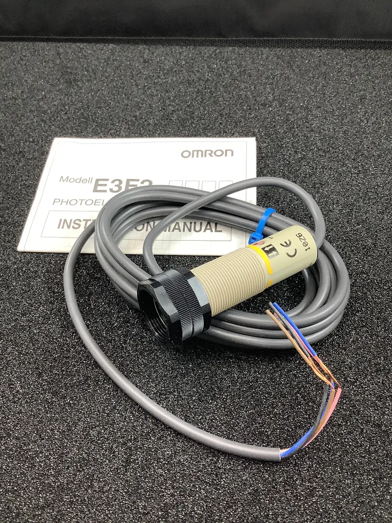 Omron E3F2-Ds10B4-N Diffuse Photoelectric Switch – 10–30 Vdc, 12 Cm Range 1
